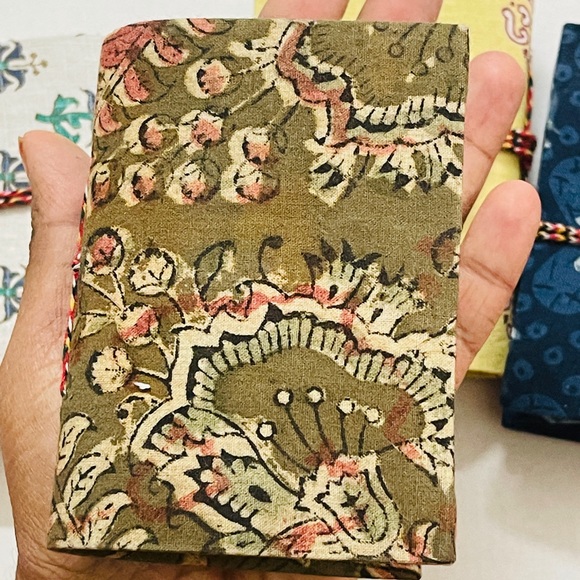 Set of four handmade books - Picture 4 of 7